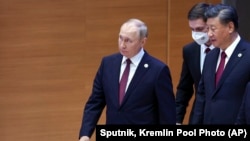 中国领导人习近平与俄罗斯总统普京在乌兹别克斯坦撒马尔罕出席上海合作组织首脑会议期间并肩而行。（2022年9月16日）