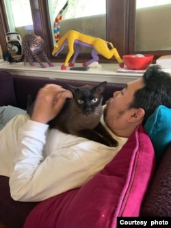 Daden berprofesi sebagai penjaga rumah (house sitter) dan pengurus kucing (cat sitter) (foto: dokumen pribadi).