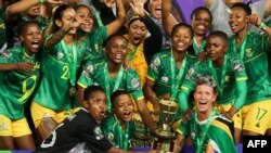 Les joueuses sud-africaines posent avec le trophée de la Coupe d'Afrique des Nations féminine 2022, Rabat, le 23 juillet 2022.