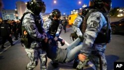 Polisi anti huru hara Rusia menangkap seorang demonstran dalam aksi protes menentang mobilisasi parsial warga untuk Perang Ukraina di Moskow, pada 21 September 2022. (Foto: AP/Alexander Zemlianichenko)