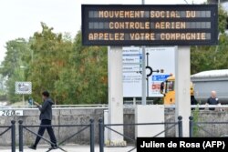 Un panneau d'affichage indique un "mouvement social du contrôle aérien" à l'aéroport Roissy-Charles de Gaulle de Paris, le 16 septembre 2022.