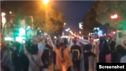 Wananchi wakiandamana mjini Sanandaj, Iran.