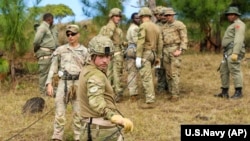 美国海军发布的照片显示，新西兰士兵在斐济的一处训练营地参加美、英、澳、新西兰和斐济的联合演习。（2022年9月18日）