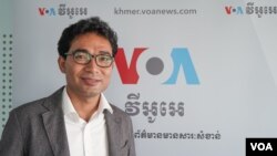 រូបឯកសារ៖ លោក​ យឹម​ ស៊ីណន​ អតីត​ប្រធាន​ចលនា​យុវជន​គណបក្ស​សង្គ្រោះ​ជាតិ​​ប្រចាំ​ប្រទេស​​កូរ៉េខាង​ត្បូង ផ្តល់បទ​សម្ភាសន៍​ដល់​វីអូអេនៅ​ការិយាល័យ​របស់វីអូអេ នៅ​រាជធានី​ភ្នំពេញ នៅ​ថ្ងៃទី​ ១៥ ខែ​កញ្ញា​ ឆ្នាំ ២០២២។ (ខាន់ សុគុំមនោ/វីអូអេ)