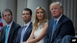 Dari kiri ke kanan: Eric Trump, Donald Trump Jr., Ivanka Trump dan mantan Presiden Donald Trump (foto: dok). 
