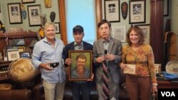 고 오토 웜비어(초상화) 씨 아버지 프레드(왼쪽) 씨와 어머니 신디(오른쪽) 씨가 17일 미국 오하이오주 신시내티 자택에서 한국 서해 피살 공무원 고 이대준 씨의 형 이래진(왼쪽 두번째) 씨를 만나고 있다. 오른쪽 두번째는 하태경 한국 국민의힘 국회의원. (사진제공=이래진 씨)