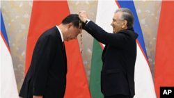 O'zbekiston Prezidenti Shavkat Mirziyoyev Xitoy rahbari Si Zinpinni Oliy darajali "Do'stlik" ordeni bilan mukofotladi. Samarqand, 15-sentabr, 2022.