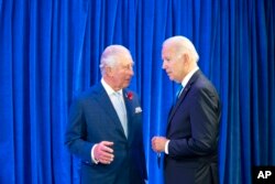 FILE - Pangeran Charles(kiri) bertemu dengan Presiden AS Joe Biden (kiri) di Glasgow, Scotlandia, 2 November 2021.