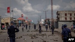 Police ezali kolongla mabanga baetelemeli batiaki na nzela na Goma, Nord-Kivu, 20 décembre 2021