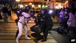 지난 21일 러시아 모스크바에서 열린 군 동원령 반대 시위 현장에서 경찰이 참가자들을 강제 연행하고 있다.