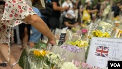 香港市民9月19日英国驻港总领事馆最后一日安排悼念英女皇伊利沙伯二世，到领事馆外献花 (美国之音/汤惠芸)