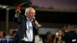Kandidat presiden dari Partai Demokrat A. Sen. Bernie Sanders berpidato di Comanche Nation Fair Powwow tahunan, 22 September 2019, di Lawton, Okla (Foto: AP/Gerardo