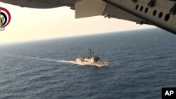 Dari video yang dirilis oleh Kementerian Pertahanan Mesir ini, nampak pesawat dan kapal Mesir melintasi Laut Mediterania dalam upaya pencarian pesawat EgyptAir dengan nomor penerbangan 804 yang hilang (19/5). 