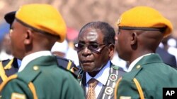 Le procureur général du Zimbabwe a été inculpé pour avoir abandonné les poursuites contre deux hommes qui prévoyaient un attentat contre un bien appartenant au président Mugabe (photo).