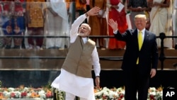 Presiden AS Donald Trump dan Perdana Menteri India Narendra Modi melambaikan tangan ke arah pengunjung di Stadion Sardar Patel, di Ahmedabad, India, 24 Februari 2020. 