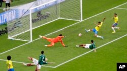 Nejmar postiže prvi gol za Brazil (Foto: AP/Sergei Grits)