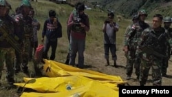 16 pekerja pembangunan jembatan yang sudah dievakuasi dan dikembalikan ke keluarga masing-masing pertengahan minggu lalu. (Courtesy: Kapendam XVII/Cendrawasih)