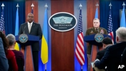 로이드 오스틴 미국 국방장관(왼쪽)과 마크 밀리 합참의장이 16일 워싱턴 국방부 청사에서 기자회견을 했다.