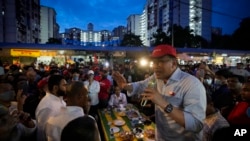 Pemimpin oposisi Malaysia Anwar Ibrahim berbicara kepada para pendukungnya selama kampanye pemilu di Kuala Lumpur, Malaysia, Rabu, 16 November 2022. (AP/Vincent Thian)