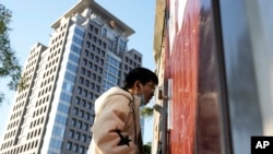 បុរស​ម្នាក់​ត្រូវ​បាន​គេ​ធ្វើ​តេស្ត​រក​ជំងឺ​កូវីដ​១៩​នៅ​ជិត​អគារ​នៃ​សាកល​វិទ្យាល័យ Peking ក្នុង​ទីក្រុង​ប៉េកាំង នៅ​ថ្ងៃ​ពុធ ទី១៦ ខែ​វិច្ឆិកា ឆ្នាំ​២០២២។