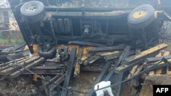 16일 폴란드 감식 전문가들이 프셰보도프 마을에서 미사일이 폭발한 현장을 조사하고 있다.