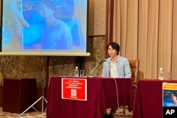 แฟ้มภาพ -- ภาพของ โทรุ คุโบตะ ผู้สื่อข่าวชาวญี่ปุ่นที่ถูกควบคุมตัวอยู่ในเมียนมา ระหว่างรายงานข่าวการประท้วง ถูกฉายขึ้นจอที่สโมสรสื่อญี่ปุ่น ในกรุงโตเกียว เมื่อ 3 ส.ค. 2565