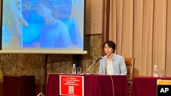 Toru Kubota terlihat di layar. Ia adalah jurnalis Jepang yang ditahan di Myanmar saat meliput protes. Myanmar disebut membebaskan 6.000 tahanan, termasuk Toru Kubota. (AP/Yuri Kageyama)
