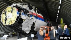 Predsedavajući sudija Hendrik Stenhuis pregleda rekonstrukciju olupine MH17, Holandija, 26. maj 2021. ( Foto: REUTERS/Piroschka van de Vouv/Pool)