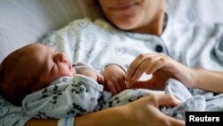 이탈리아 로마 소재 병원에서 한 산모가 갓 태어난 자기 아이를 안고 있다. (자료사진)