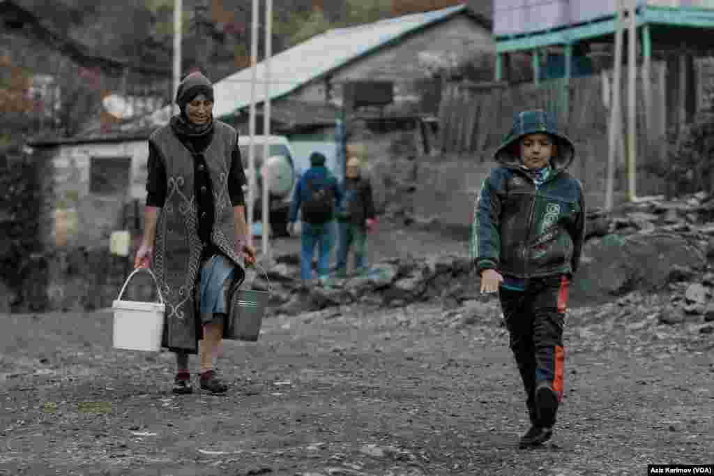 Bu dəfə yolumuzu Daşkəsinin mərkəzindən təxminən 7-8 km aralıqda yerləşən &ldquo;mineral kəndi&rdquo;-nə saldıq.