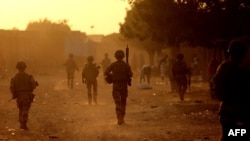 Des soldats patrouillent dans les rues de Gao. (Photo de Thomas COEX / AFP)