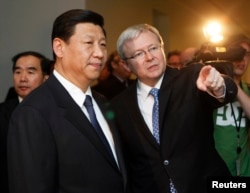 资料照：时任澳大利亚总理的陆克文（Kevin Rudd）在堪培拉议会接待到访的时任中国国家副主席的习近平。（2010年6月20日）