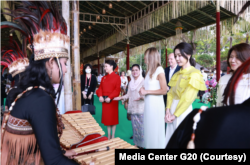 Di saat delegasi KTT G20 sibuk berdebat di ruang utama, para pendamping ini mengikuti kegiatan khusus yang disebut Spouse Program.