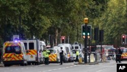 Polisi dan unit darurat Inggris di lokasi kecelakaan di tengah kota London, Sabtu, 7 Oktober 2017.