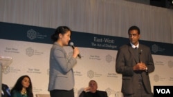 Leslie Lang and Amr Ismail explaining their micro clinic project to deal with the growing population of diabetic Egyptians, Washington, Oct. 30, 2013 (M. ElShinnawi/VOA).