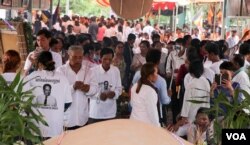 ព្រះ​សង្ឃ​និង​ប្រជាពលរដ្ឋ​រំកិលរូប​សំណាក​ស្ពាន់​តំណាង​លោក​កែម ឡី​អ្នក​វិភាគ​កិច្ច​អភិវឌ្ឍន៍​សង្គម​ដែល​ត្រូវ​ខ្មាន់​កាំ​ភ្លើង​បាញ់​ស្លាប់ ដែល​ត្រូវ​បាន​ហែរ​ចេញ​ពី​រាជធានី​ភ្នំពេញ​ទៅ​កាន់​ស្រុក​កំណើត​លោក​នៅ​ខេត្ត​តាកែវ នៅ​ថ្ងៃ​អាទិត្យ ទី​១៧ ខែ​តុលា ឆ្នាំ២០១៦។ (ឡេង ឡែន/VOA)