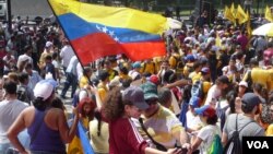 Opposition supporters march in Caracas against President Nicolas Maduro, Oct. 26, 2016 (A. Algarra/VOA). The opposition is demanding a recall referendum which the country's judiciary has suspended, citing voter fraud.