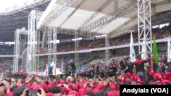 Musisi Ahmad Dani ikut memeriahkan peringatan hari buruh sedunia (May Day 2015) di Gelora Bung Karno Jakarta, 1 Mei 2015 (Foto: VOA/Andylala).