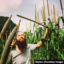 Jonathan Bethony visited Senegal to learn West African drumming, but became more interested in working with local farmers.