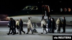 د طالبانو پلاوی ناروې ته د رسېدو نه پس، د اسلو په ائیرپوټ کې