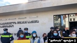 თბილისი, პროტესტი პოლიციელების მიერ შშმ არასრულწლოვანზე განხორციელებული ძალადობის გამო