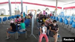 Sejumlah anak-anak mengantre giliran untuk mendapatkan vaksin COVID-19 di sebuah kompleks olahraga di Lima, Peru, pada 24 Januari 2022. (Foto: Reuters/Sebastian Castaneda)