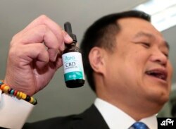 Menteri Kesehatan Thailand menunjukkan minyak ganja (cannabis oil) untuk pengobatan dalam konferensi pers di Bangkok (foto: dok).