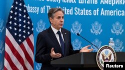 Menteri Luar Negeri AS Antony Blinken berbicara saat menyapa staf kedutaan di Kedutaan AS, di Kyiv, Ukraina, 19 Januari 2022. (Foto: Alex Brandon via REUTERS)