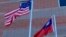 美国与台湾的旗帜在空中飘扬（美国之音锺辰芳拍摄）