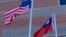 美国星条旗与台湾青天白日满地红旗帜在空中飘扬(美国之音锺辰芳拍摄)