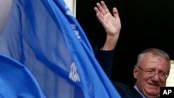 Vojislav Šešelj maše pristalicama iz sedišta SRS po povratku u Beograd iz Haga, 12. novembra 2014.