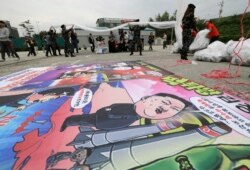 지난 2014년 9월 한국 탈북자 단체 회원들이 파주시 통일동산주차장에서 김정은 정권을 규탄하는 내용을 담은 대북전단 풍선을 띄울 준비를 하고 있다.