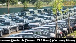 លោក​ ទៀ បាញ់ ​រដ្ឋមន្ត្រី​ក្រសួង​ការពារ​ជាតិ ​និងលោក ​វ៉ាង វិនធាន​ (Wang Wentian) ឯកអគ្គរដ្ឋទូត​ចិន​ប្រចាំ​កម្ពុជា (មិន​មាន​បង្ហាញ​ក្នុង​រូប) ​ក្នុងពិធី​ផ្ទេរ​ និង​ប្រគល់​រថយន្តទំនើប១៥០​គ្រឿង ​សម្ភារៈ​ប្រើ​ប្រាស់​ក្នុង​ការងារ​យោធា ​ដូច​ជា​សម្ភារៈ​ការិយាល័យ ​វិទ្យុ​ទាក់​ទង​ជាដើម​ ដែល​ជា​ជំនួយ​ឥត​សំណង​ពី​ក្រសួង​ការពារ​ប្រទេស​ចិន​ដល់​ក្រសួង​ការពារ​ជាតិ​កម្ពុជា កាល​ពីថ្ងៃ​ទី១ ​ខែ​កញ្ញា​ ឆ្នាំ​២០២២ ​នៅ​វិមាន​ឈ្នះឈ្នះ ​ក្នុង​រាជធានី​ភ្នំពេញ។ (Facebook/General TEA Banh)