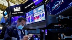 26일 제롬 파월 미 연방준비제도 의장의 기자회견이 뉴욕 증권거래소에서 방송되고 있다.